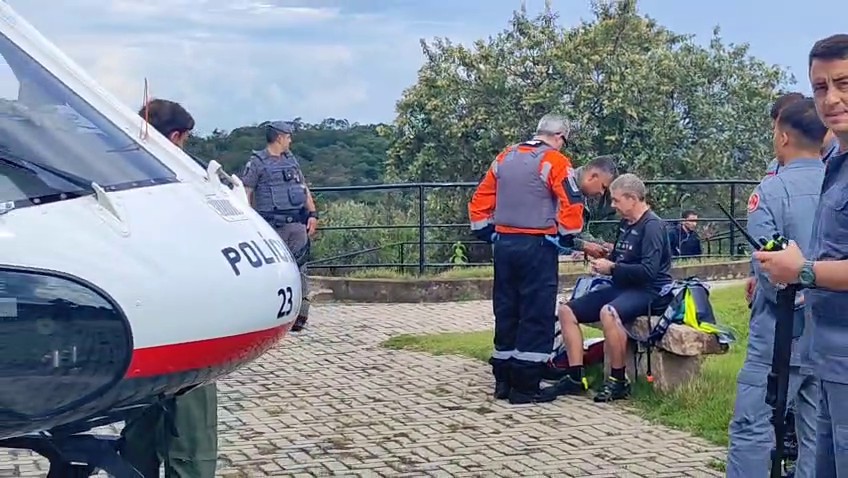 Ciclista se perde em trilha e é resgatado de helicóptero em mata fechada de Campinas; VÍDEO