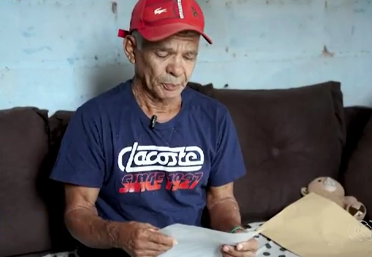 Lavrador se emociona ao comprovar que está vivo e receber documentos