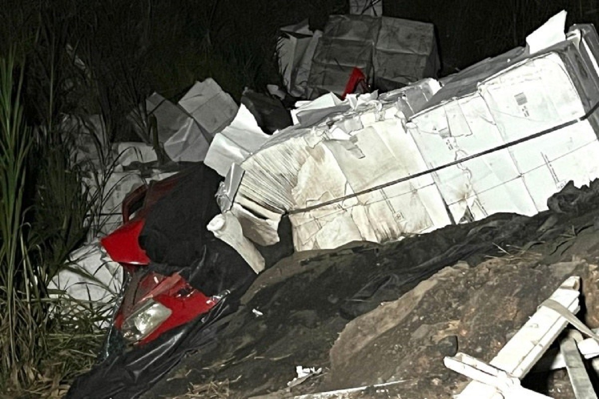 Casal fica ferido após carro ser atingido por carreta na BR-116