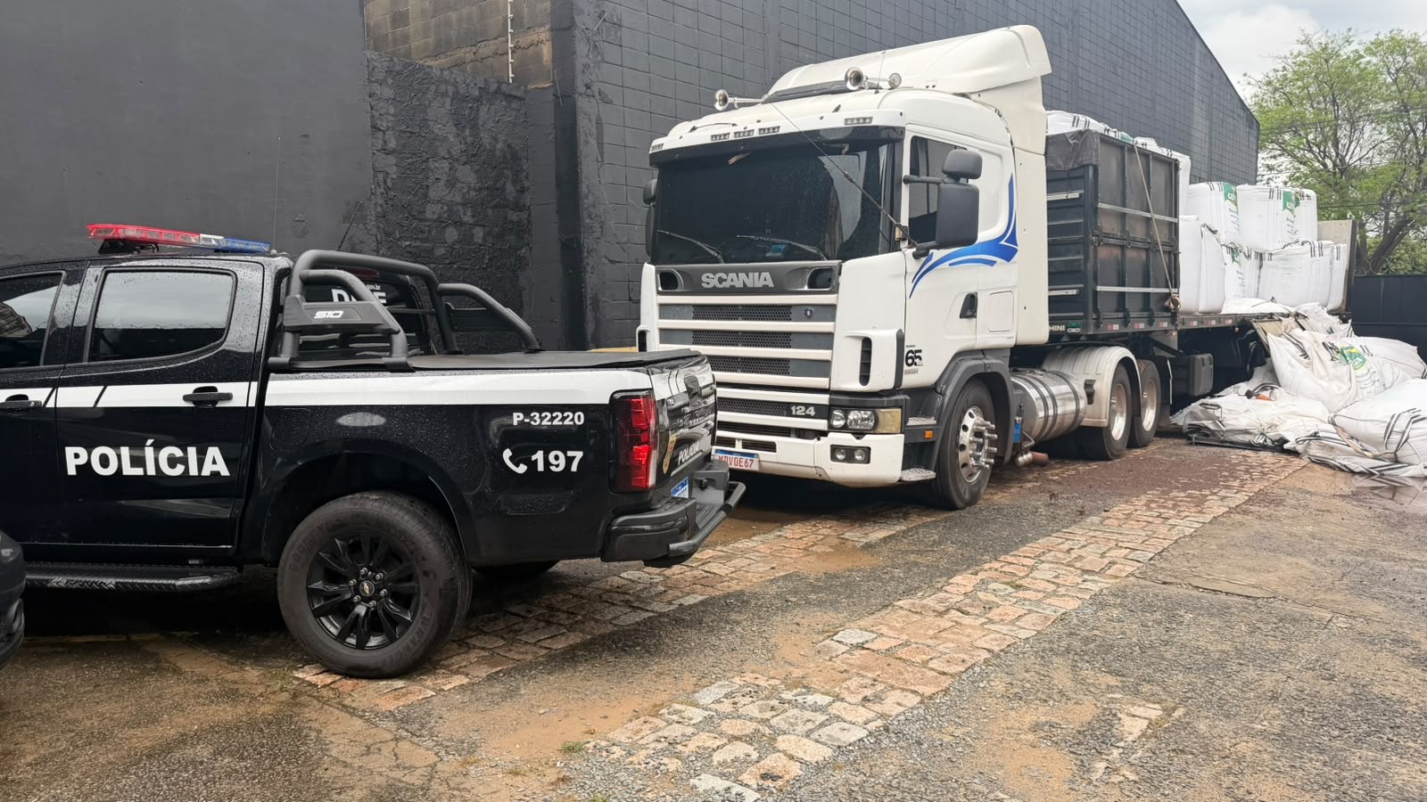 Polícia encontra 664 quilos de maconha em caminhão com carga de adubo no interior de SP