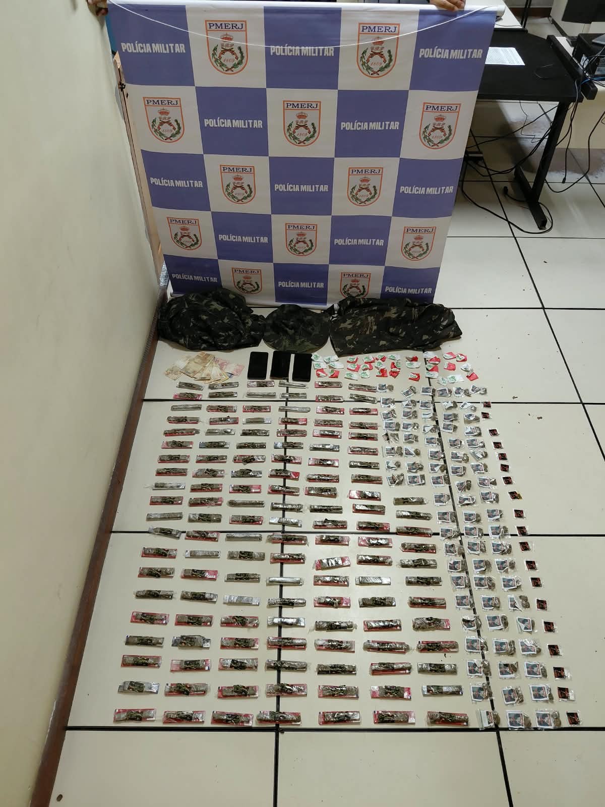 Dois homens são presos por tráfico de drogas em Vassouras