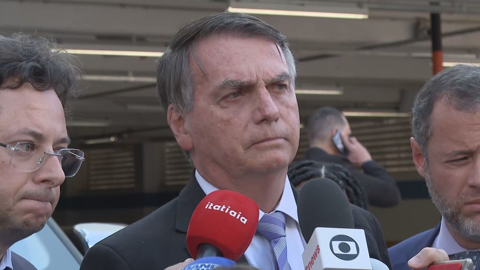 Ex-presidente Jair Bolsonaro em frente à sede da PF, em Brasília — Foto: TV Globo/Reprodução
