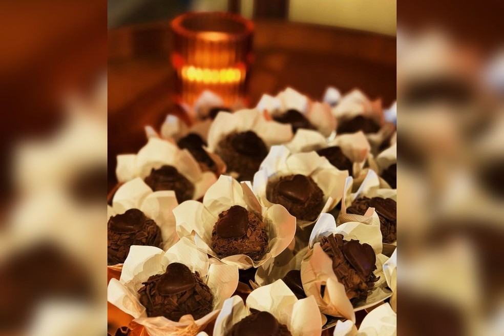 A empresária e confeiteira Marta Ferrari, dona de uma loja de doces finos em Itapetininga (SP), diz que a maior parte da produção é feita com chocolate — Foto: Karamello/Divulgação