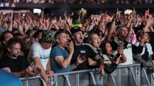 Fãs de Oasis batem recorde de consumo de cerveja... Mas como é no Brasil, no country e no pop? - Turnê de volta dos irmãos Gallagher passa por aqui em novembro e mostrou: fãs da banda também são fãs de álcool. Veja como bebem quem curte Coldplay, Taylor Swift e festivais.