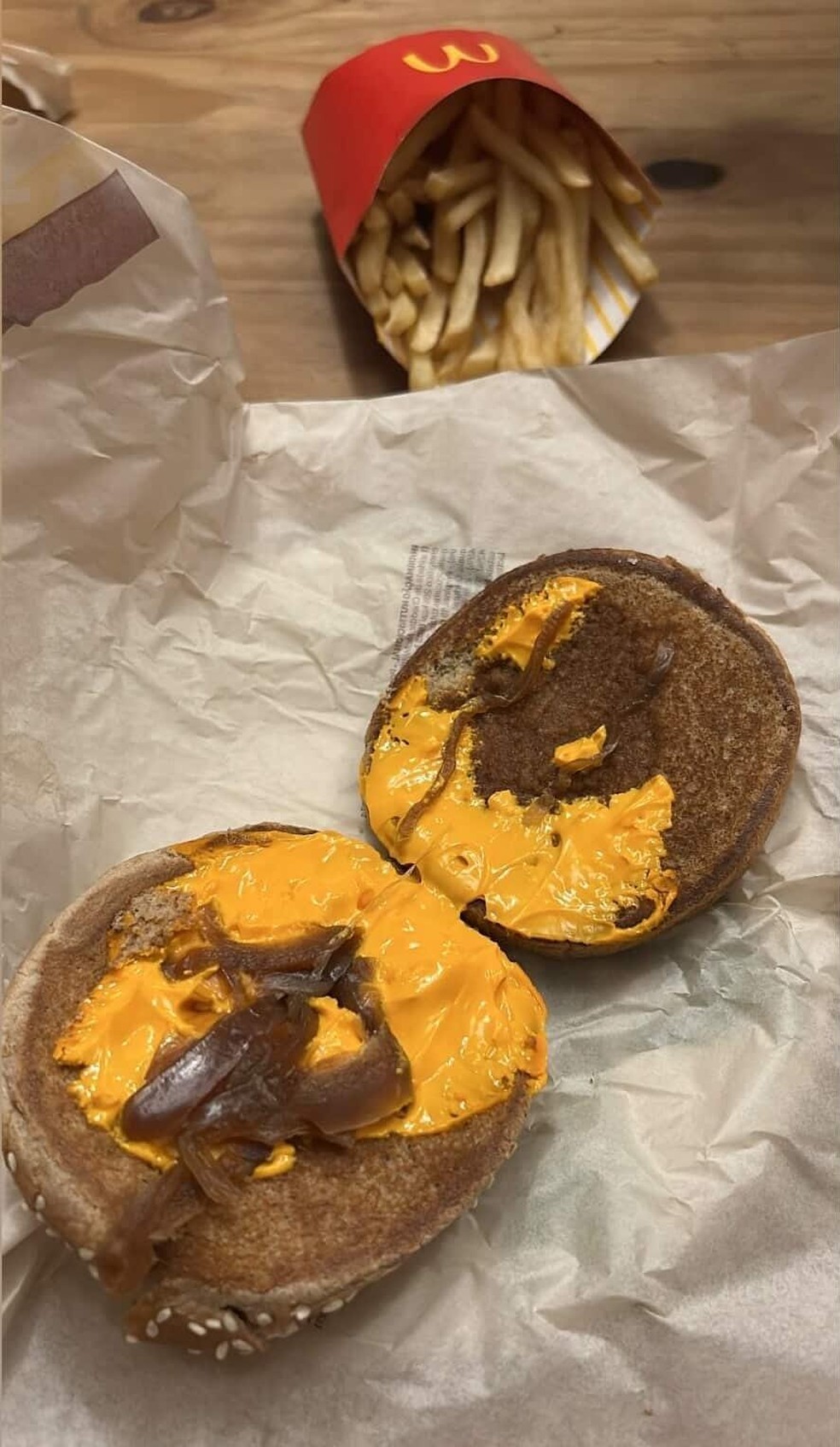Faltou só o mais importante: cliente recebeu Cheddar McMelt sem carne — Foto: Reprodução