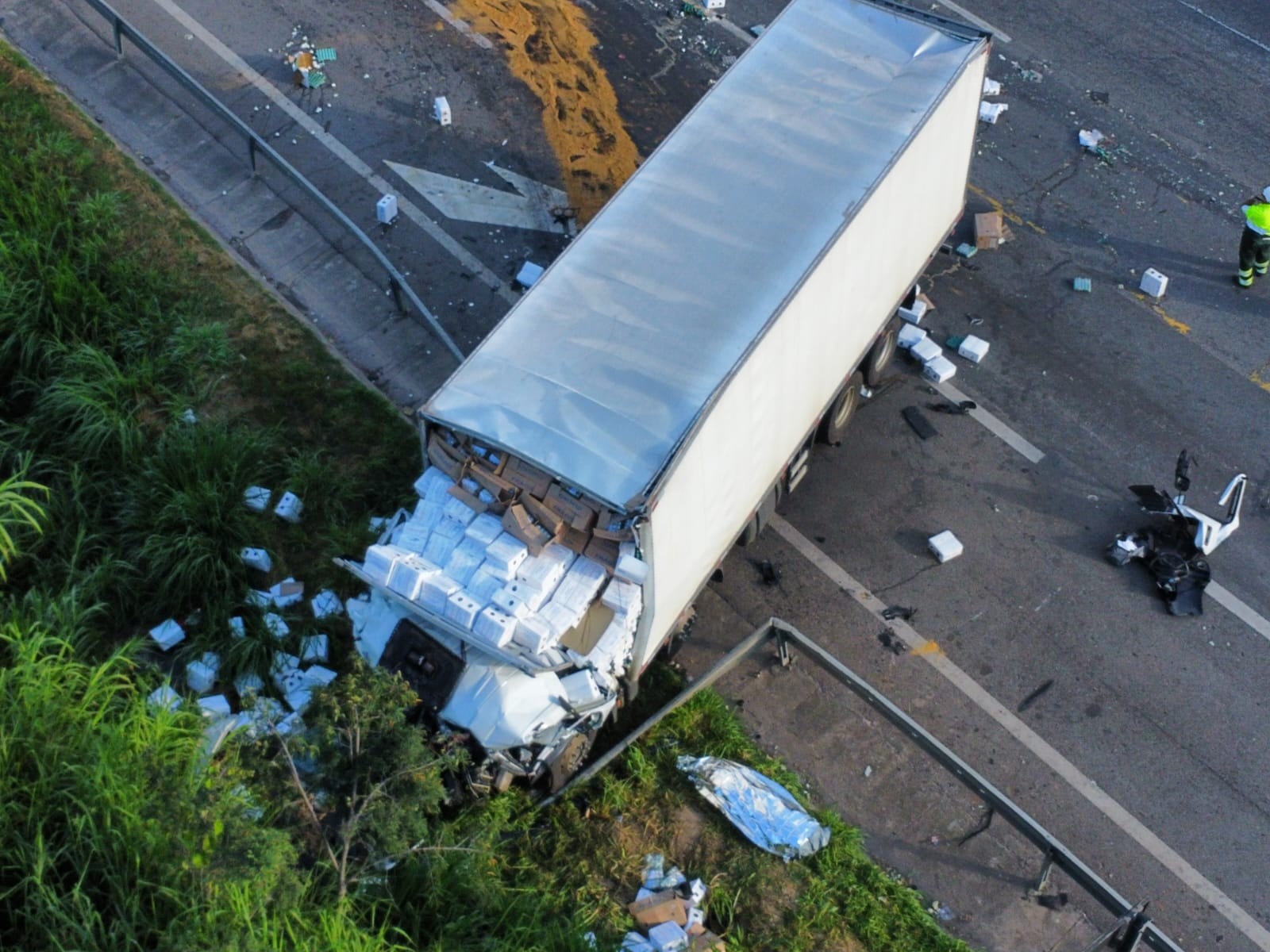 Batida entre caminhão e carreta deixa um morto e provoca congestionamento na Rodovia Castello Branco