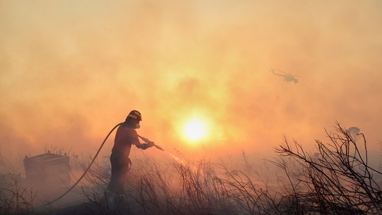 Onda de incêndios florestais força evacuação de milhares na Turquia e na Grécia - Mais de 3,6 mil pessoas deixaram suas casas na Turquia; Grécia, Albânia e Bulgária também enfrentam focos ativos alimentados por calor extremo e ventos fortes.