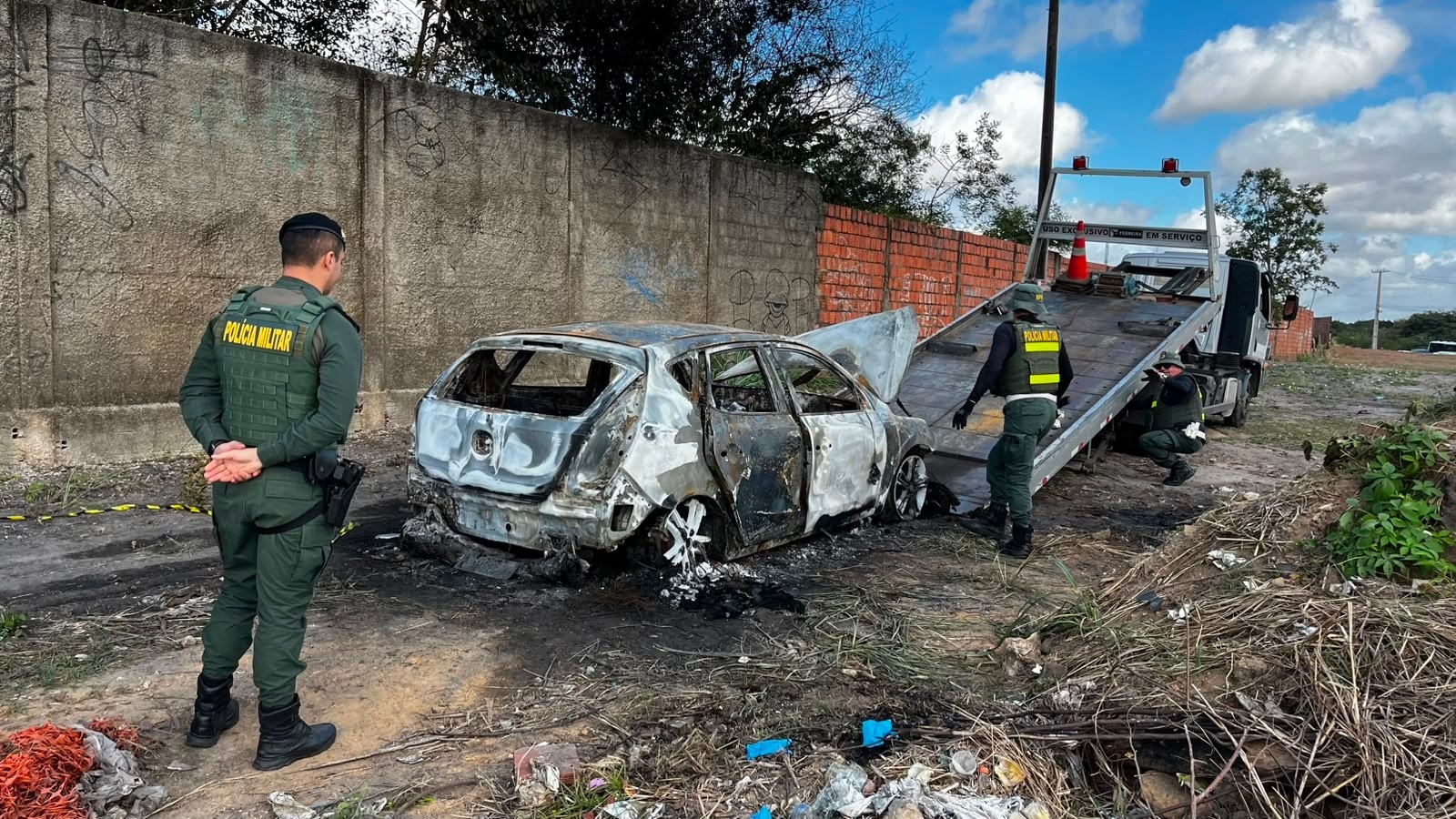 PM é presa por envolvimento na morte de policial encontrado carbonizado em carro na Grande Fortaleza