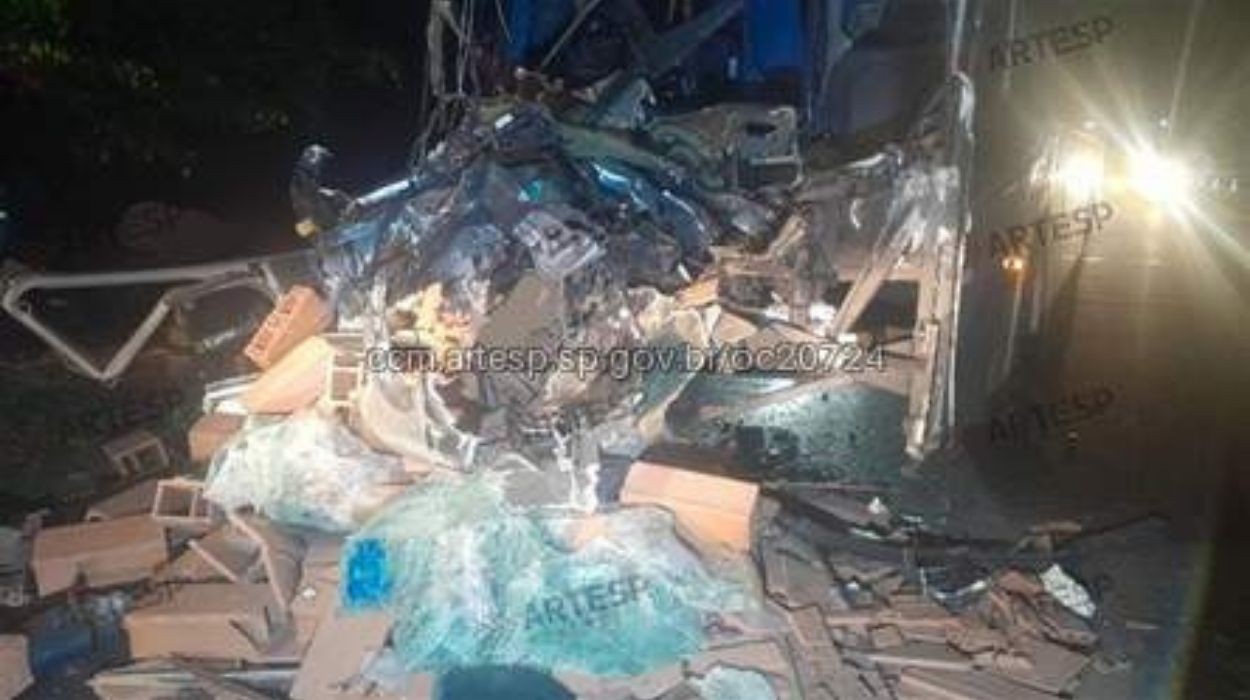 Motorista de ônibus morre e 5 passageiros ficam feridos após grave acidente com caminhão no interior de SP