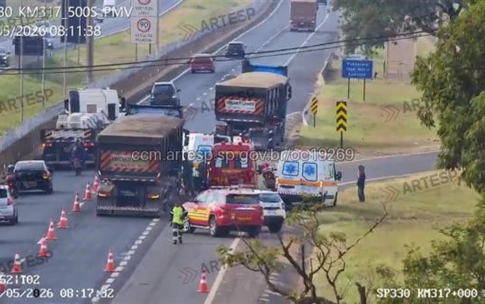 Motociclista morre atropelado por carreta após colisão na Rodovia Anhanguera em Ribeirão Preto, SP