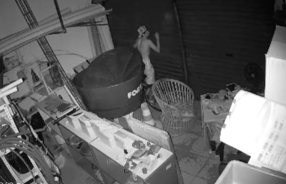 Criminoso atrapalhado quase fica preso em loja de material de construção durante furtos no Eusébio. — Foto: Reprodução
