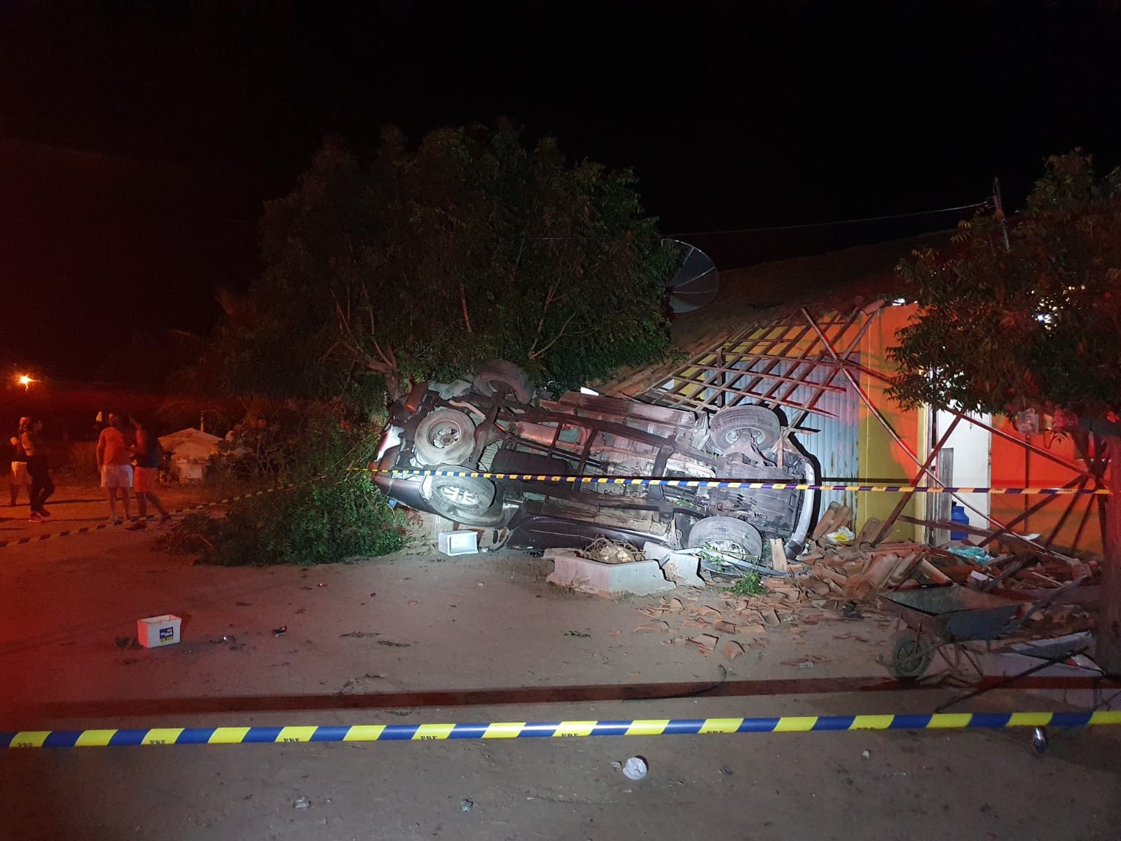 Mulher morre após caminhonete capotar e derrubar alpendre de casa no interior do Ceará