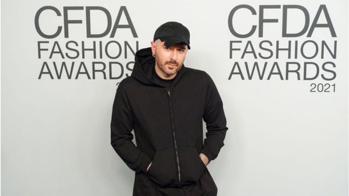 Quem e o estilista refugiado que criou o tenis destruido da Balenciaga a venda por R 10 mil Moda e beleza G1