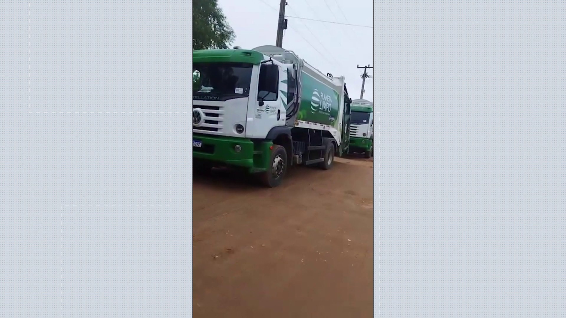 Caminhões de lixo passam horas parados na porta de ponto de transbordo em Nossa Senhora do Socorro