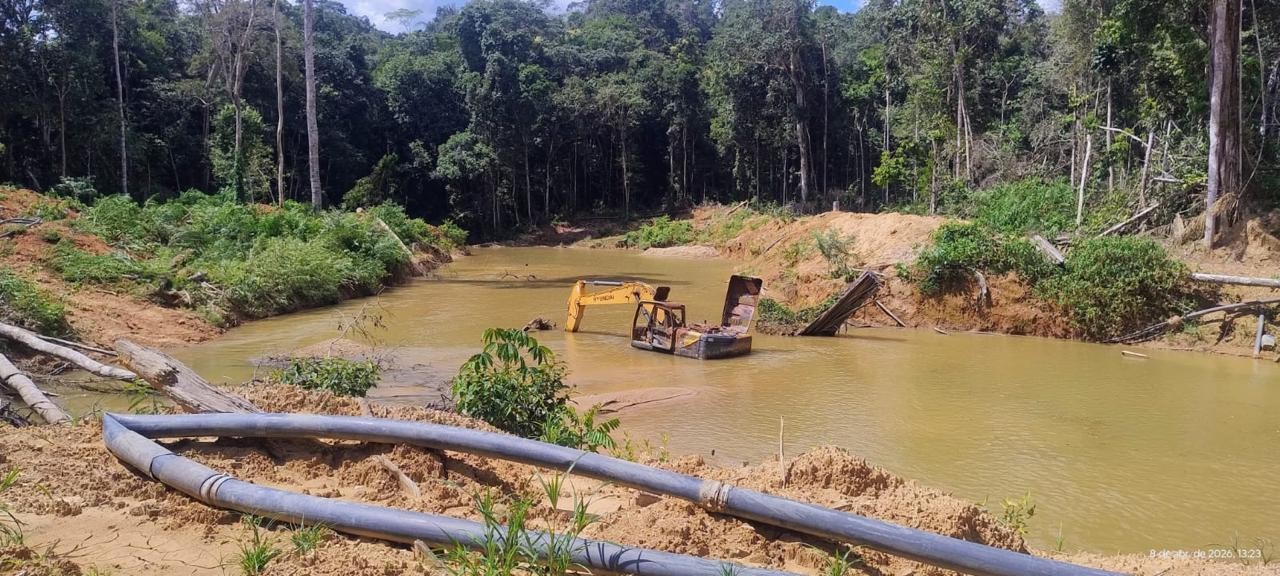 PF destrói ponte clandestina e apreende equipamentos usados no garimpo ilegal em RO