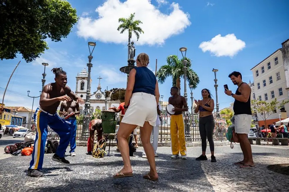 Turista participa de roda de capoeira em Salvador — Foto: Emmanuele Contini/NurPhoto via Getty Images