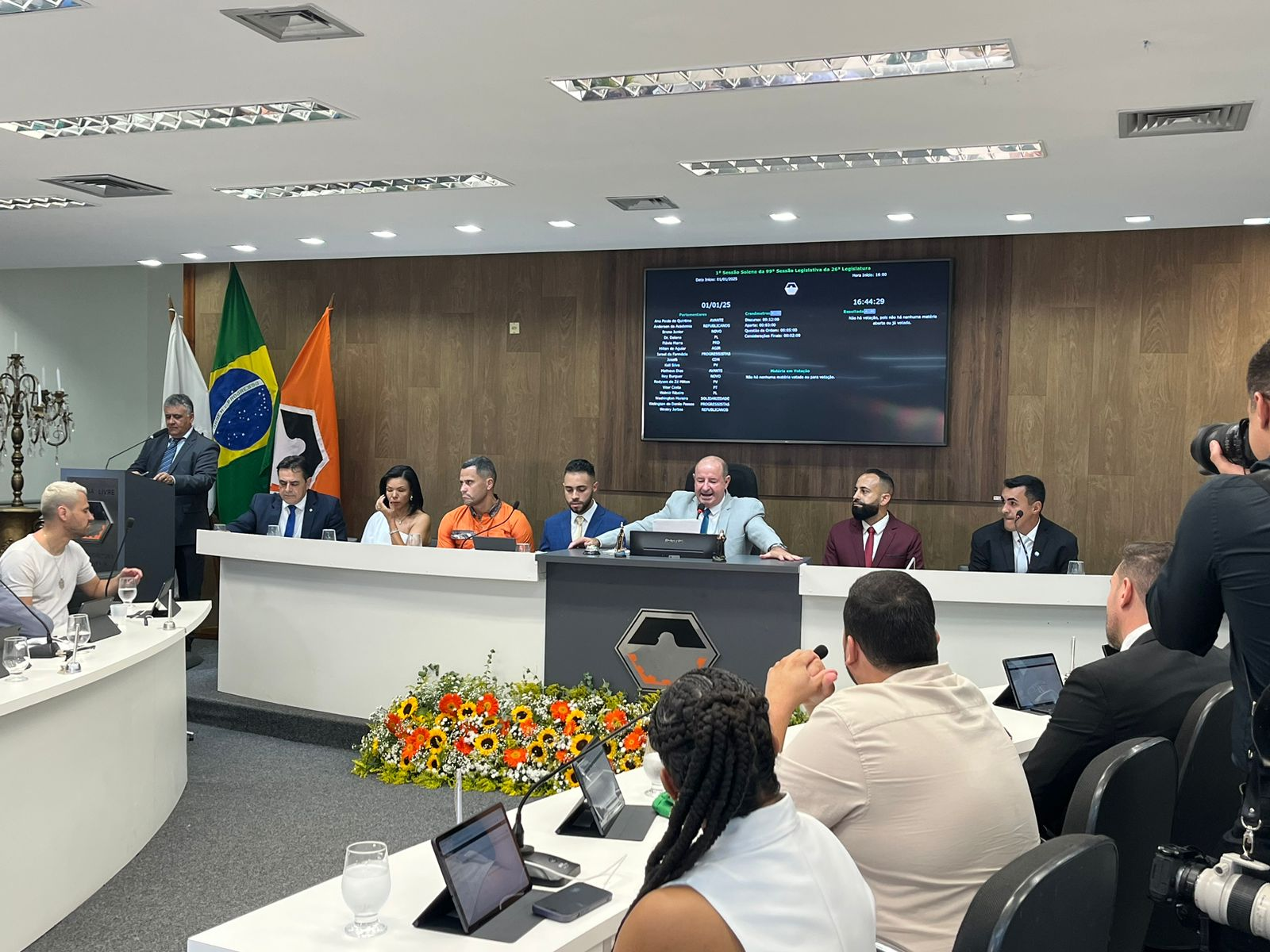 Prefeito reeleito Gleidson Azevedo, vice e vereadores tomam posse em Divinópolis