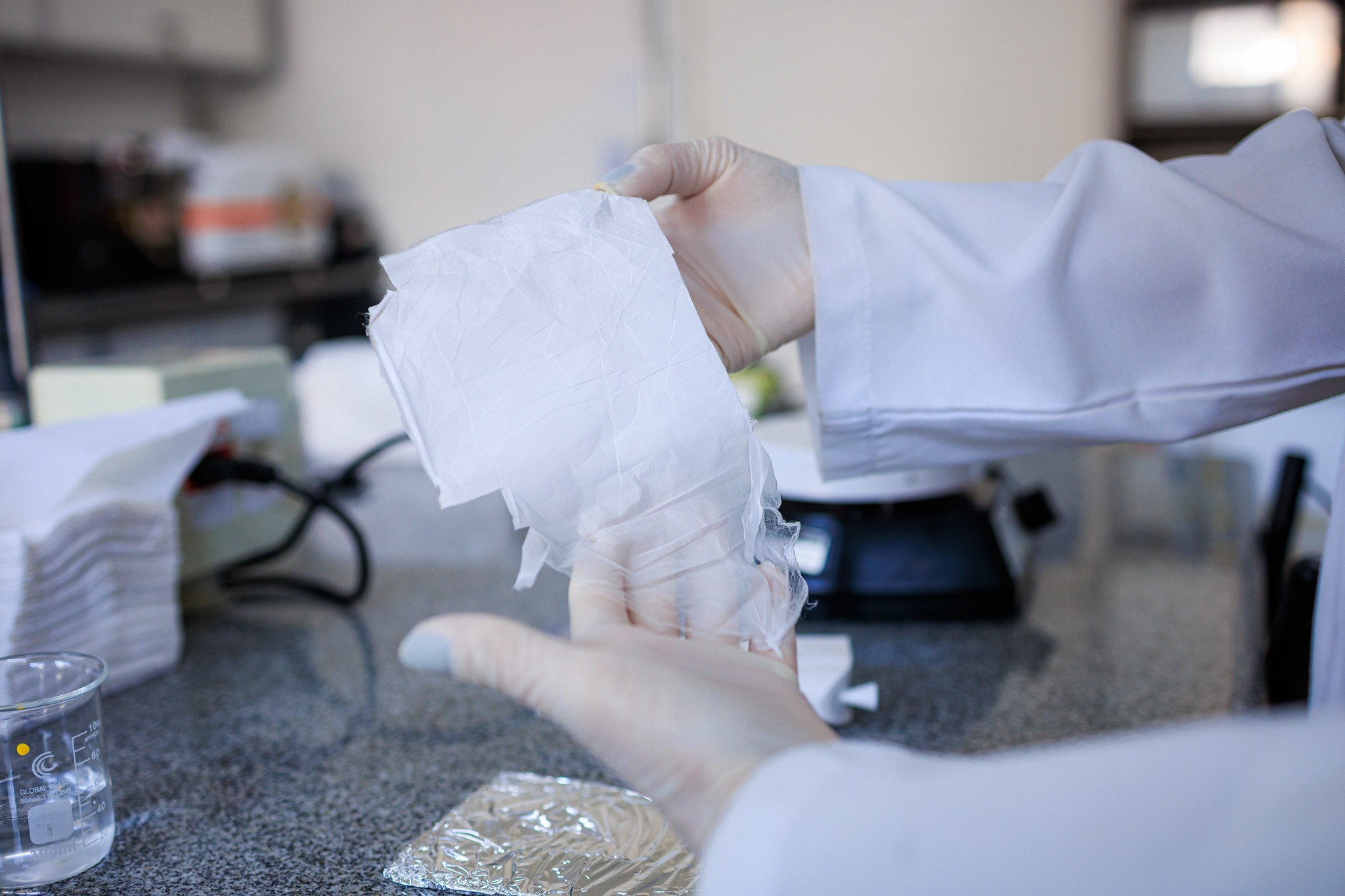 Antitranspirante do futuro? Pesquisa da Unicamp testa capim-limão em nanofibras que absorvem suor e eliminam bactérias