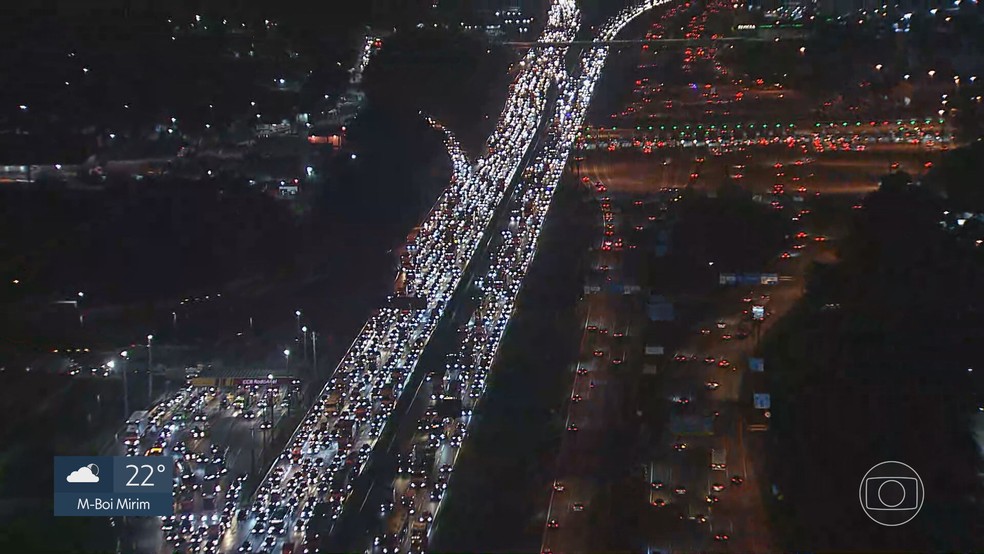 Trânsito na Castello Branco na noite desta quinta. — Foto: Reprodução/ TV Globo