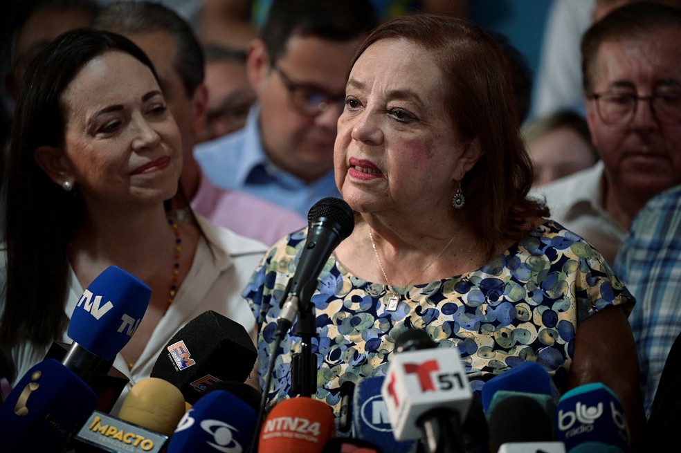 Corina Yoris durante coletiva de imprensa em Caracas, em 22 de março — Foto: REUTERS/Gaby Oraa