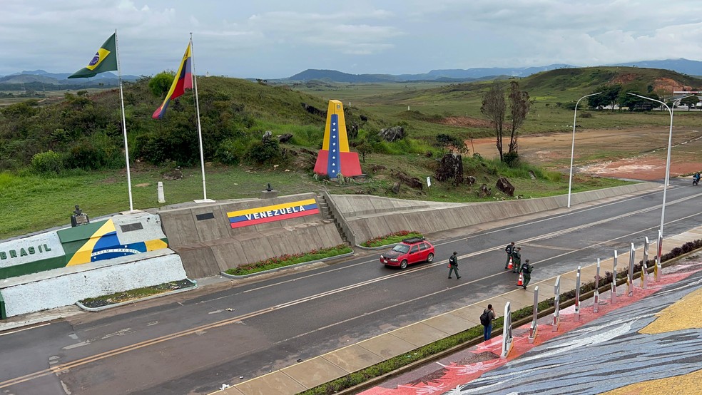 Fronteira do Brasil com a Venezuela foi reaberta por volta das 7h55, mas foi fechada novamente.  — Foto: Caíque Rodrigues/g1 RR