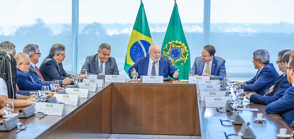 O presidente Lula (ao centro), o ministro da Educação (à direita) e representantes de diferentes entidades durante a entrega do projeto de lei — Foto: Ricardo Stuckert / PR