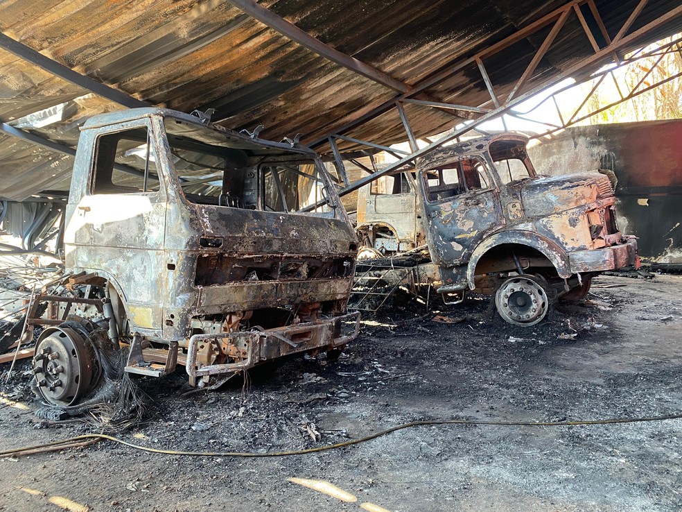 Caminhões ficaram destruídos e teto de galpão cedeu após explosão em Miranorte, Tocantins — Foto: Matheus Dias/TV Anhanguera