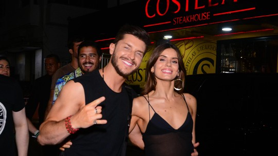 Camila Queiroz e Klebber Toledo anunciam gravidez - Atriz está grávida de cinco meses: ‘Esperando o amor da nossa vida’.