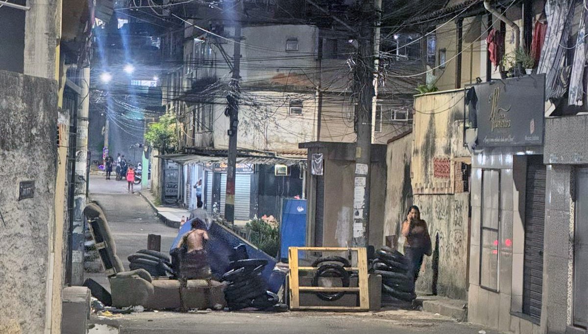 Moradores relatam intensos tiroteios nos complexos do Alemão e da Penha