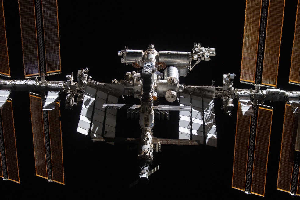 A estação espacial é retratada pelo SpaceX Crew Dragon em 2021 — Foto: Nasa via AP