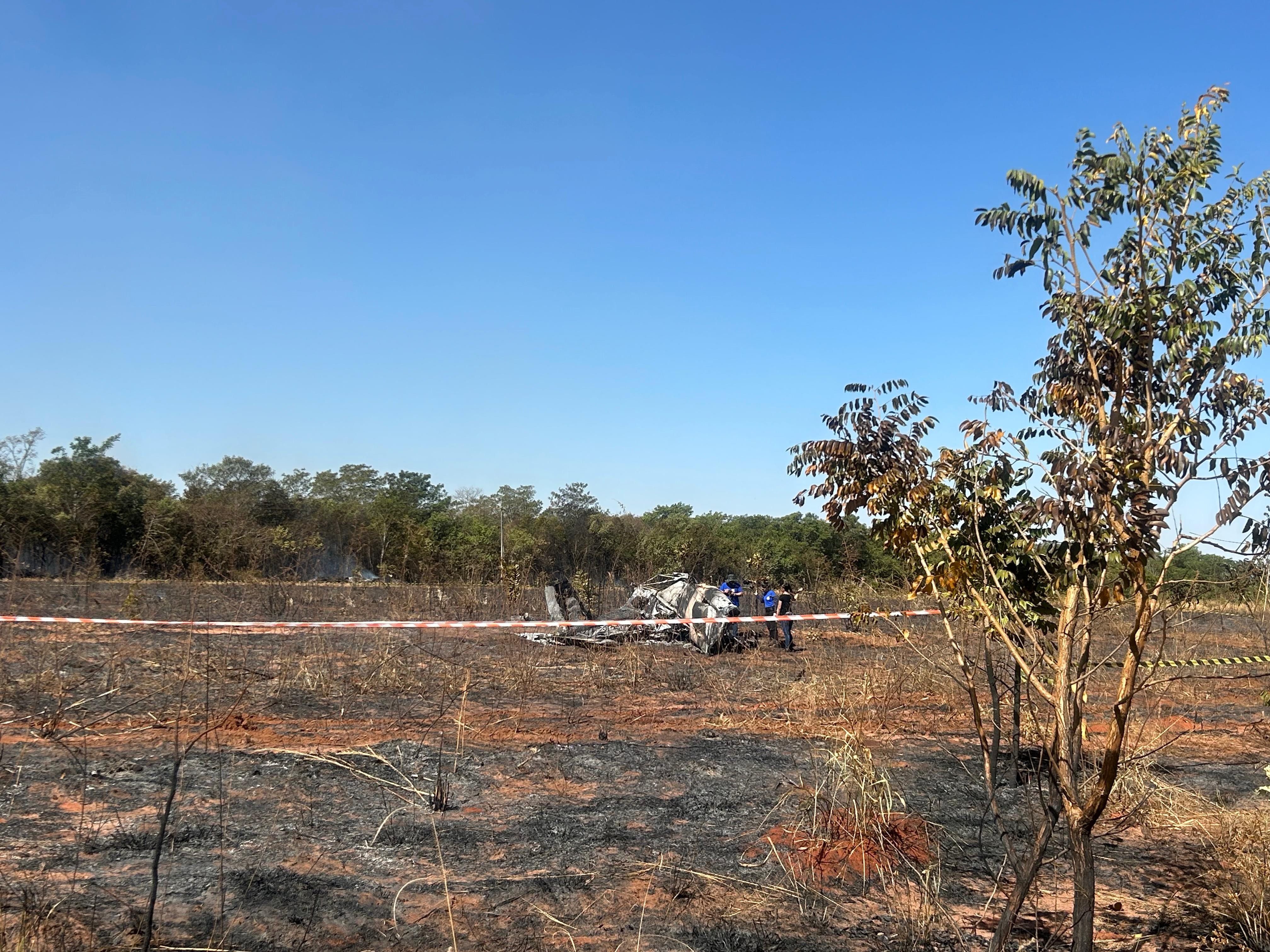 Avião de pequeno porte cai ao lado de pista do aeroporto de Costa Rica (MS) e deixa mortos