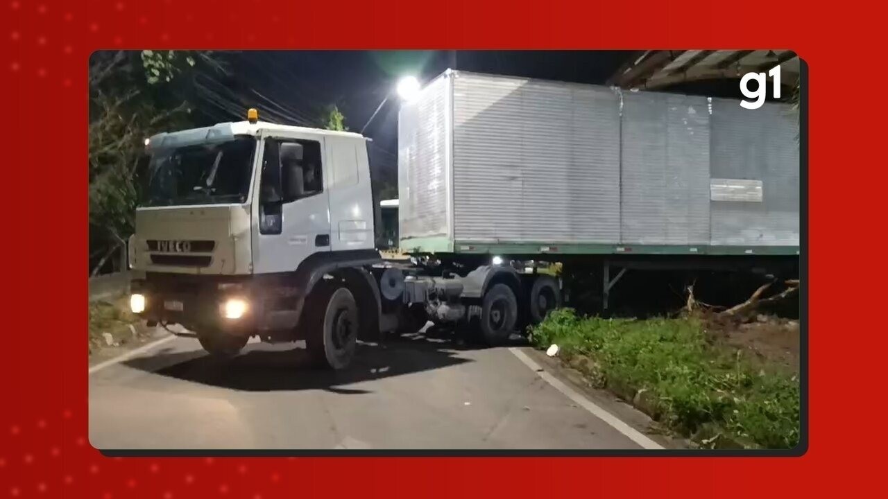 VÍDEO: Caminhão perde freio e colide contra barreira de fiscalização e pick-up em Manaus