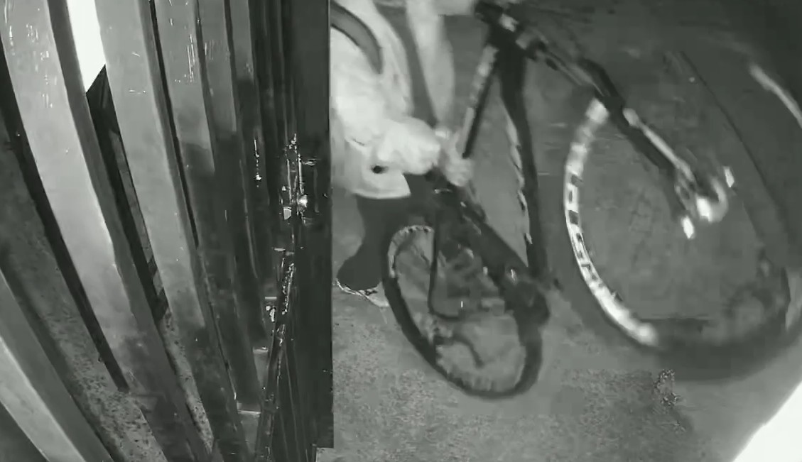 VÍDEO: suspeito invade condomínio de madrugada e furta bicicleta, em Taubaté