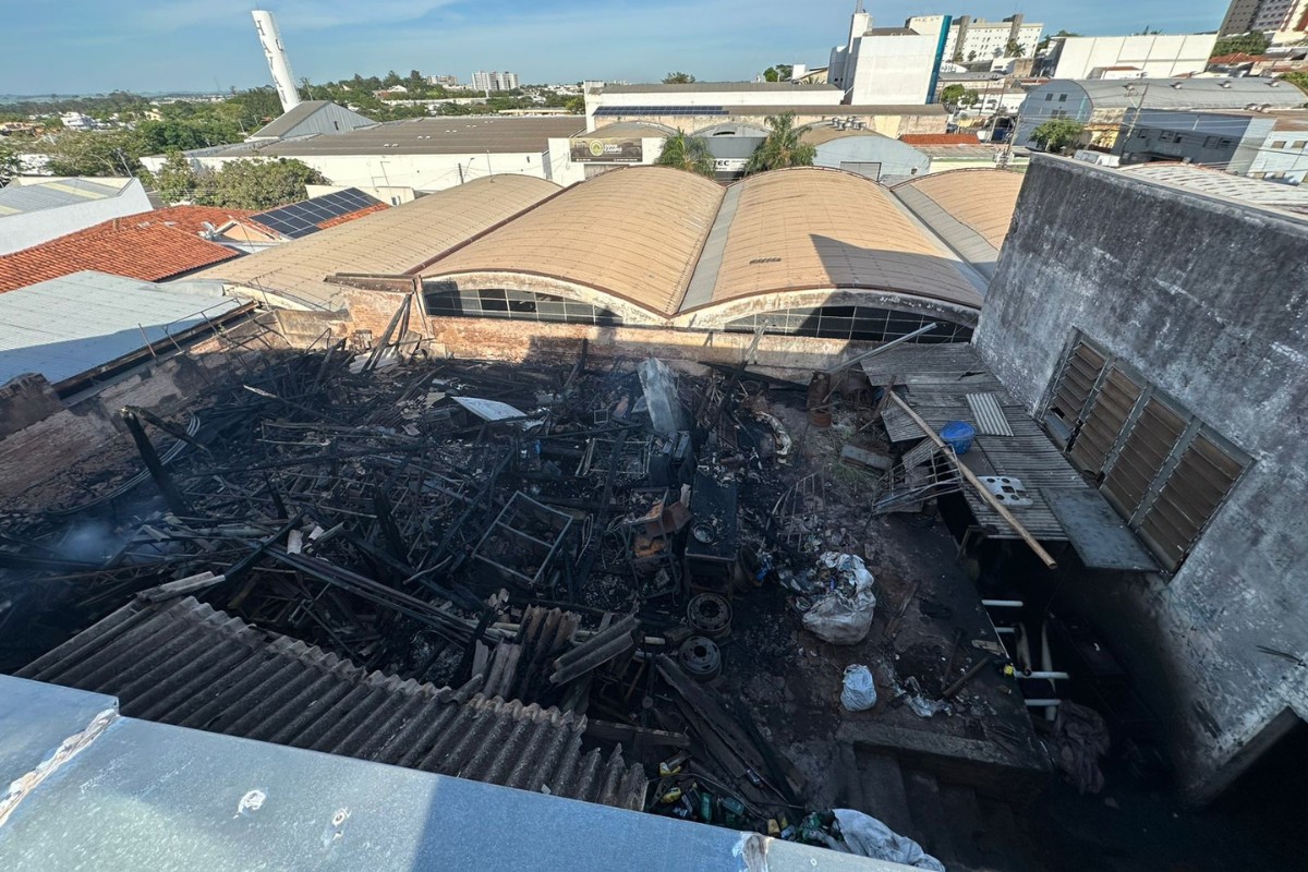 Incêndio atinge área entre barracões e ameaça casas em Presidente Prudente