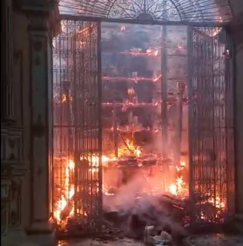 Incêndio atinge parte da Igreja Matriz do Sagrado Coração de Jesus, em Valença, no baixo sul da Bahia — Foto: Reprodução/Redes Sociais