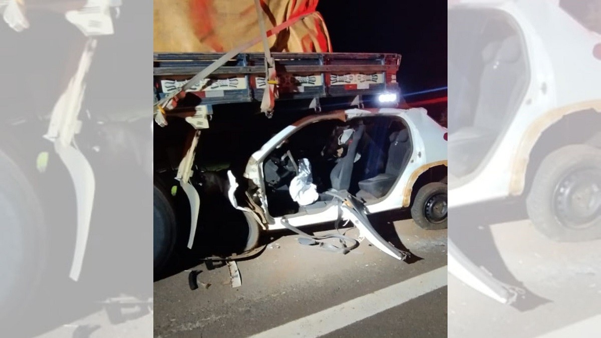 Acidente deixa carro preso embaixo de caminhão na rodovia Raposo Tavares em Salto Grande
