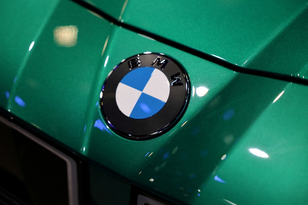 Logotipo da BMW em veículo exibido no Salão Internacional do Automóvel de Pequim (Auto China), em Pequim, na China. — Foto: Reuters