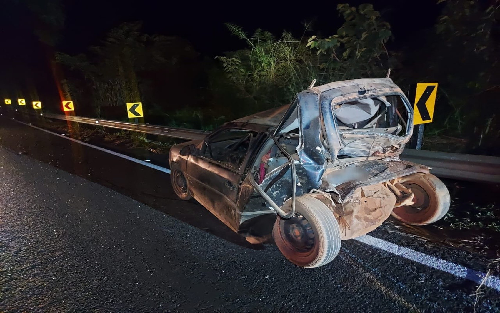 Carro sofre pane e fica completamente destuído após colisão na MG-369, Alfenas,MG