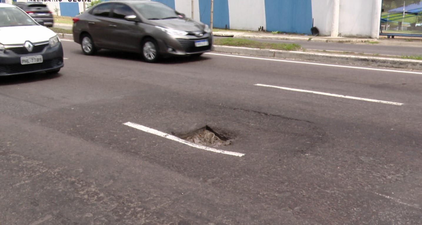 Trecho da Avenida Mário Ypiranga que passou por obras recentemente registra novo afundamento