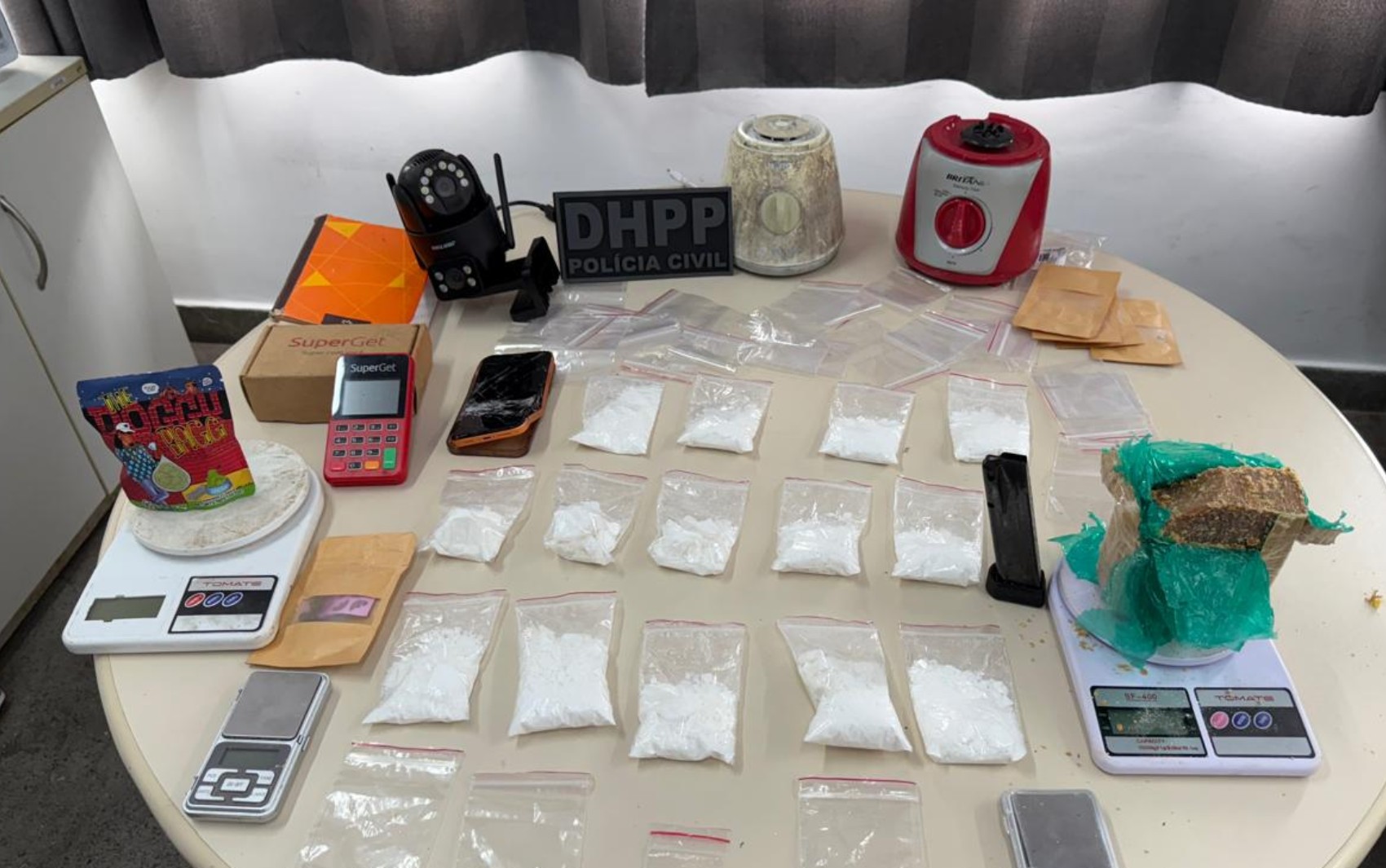 Casal suspeito de envolvimento em homicídios é preso na Bahia; homem destruiu celular ao perceber chegada da polícia