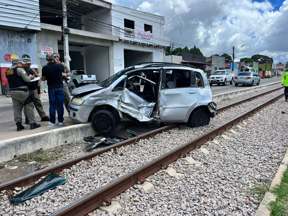 Carro atingido por trem em Parnamirim, nesta quinta-feira (11) — Foto: Vinícius Marinho/Inter TV Cabugi