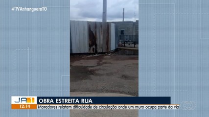 Moradores reclamam de obras que dificultam passagem em rua