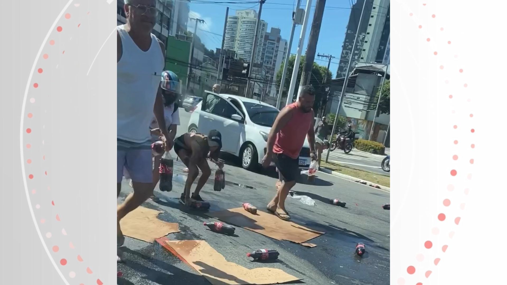 VÍDEO: Carga de refrigerante cai de caminhonete e mobilização para recolher garrafas viraliza nas redes 