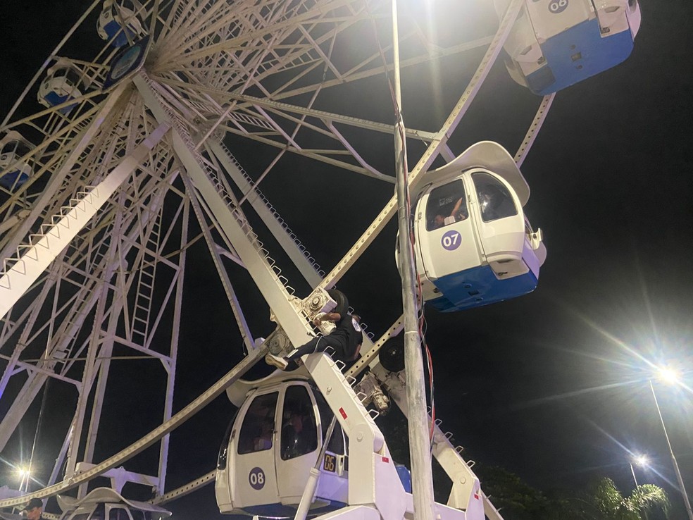 Roda-gigante recém-inaugurada trava e deixa pessoas presas na Ponta Negra — Foto: Divulgação