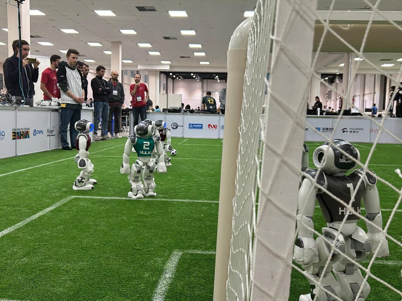 Futebol de robôs humanoides é uma das principais atrações do campeonato — Foto: Mateus Xavier/g1 BA