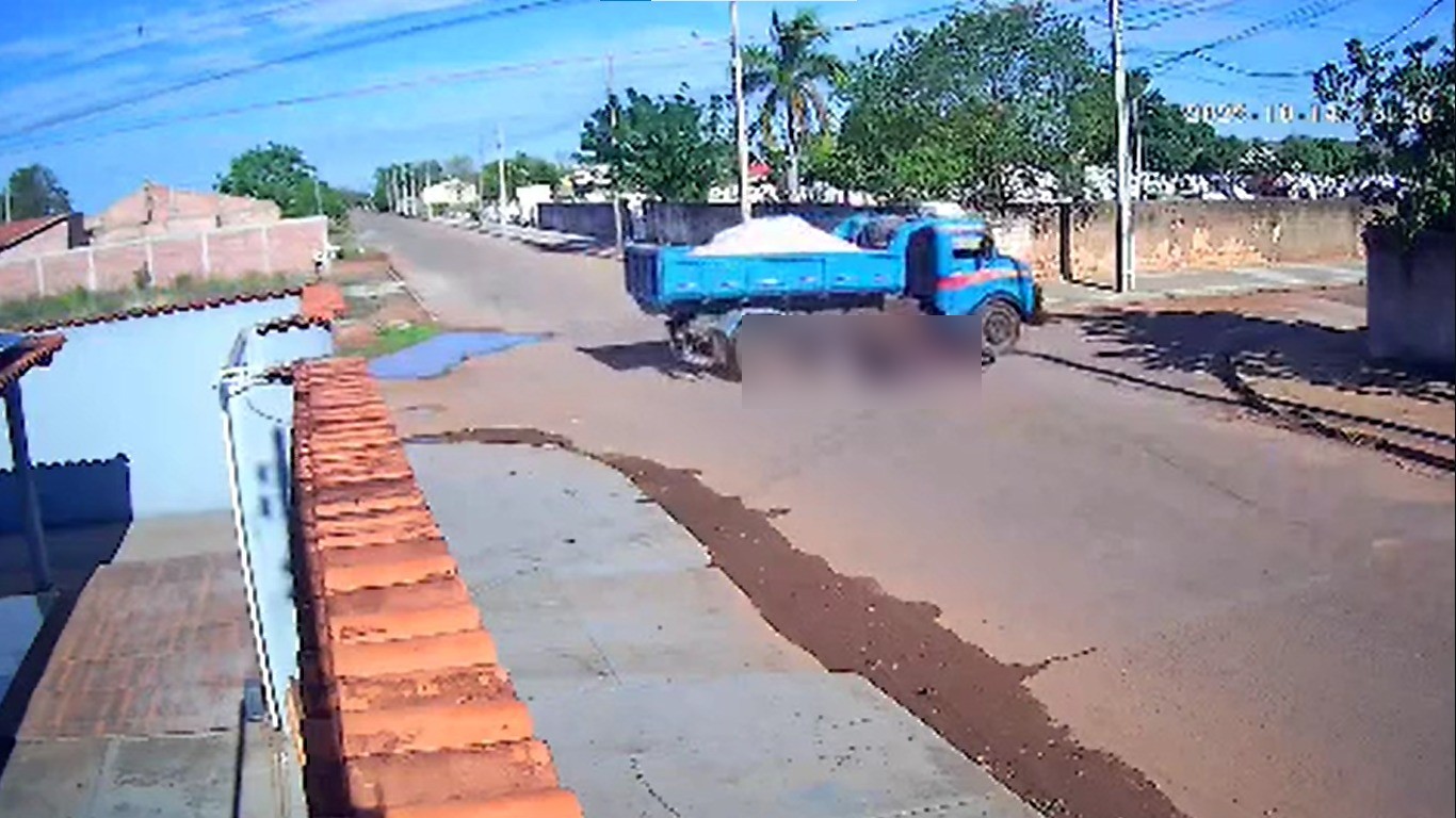 Jovem morre após bater na lateral de caminhão em cruzamento em MT; vídeo