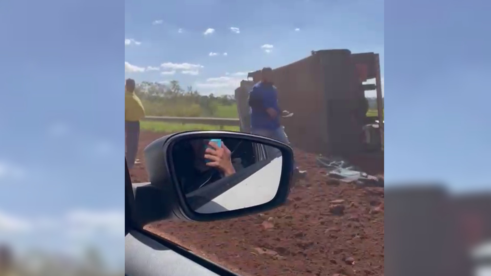 VÍDEO: carga de caminhão fica espalhada na pista após colisão com carro em rodovia de Boituva