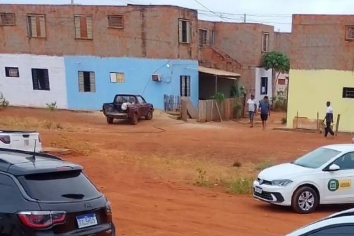 Prefeitura retira famílias de casas em construção para obras em Várzea Grande (MT) 