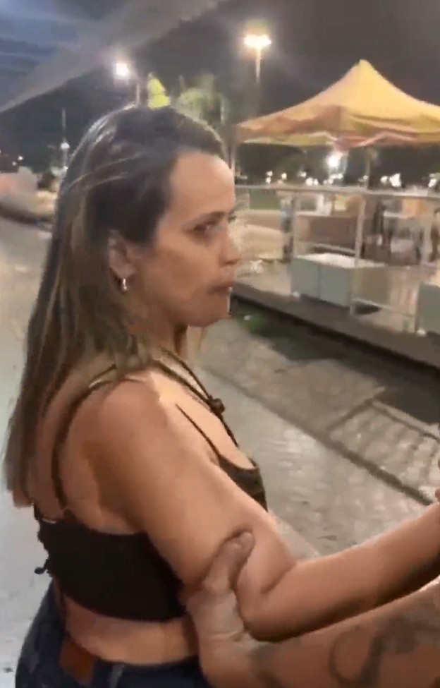 Mulher é presa por usar ofensas racistas em discussão na saída de boate no DF