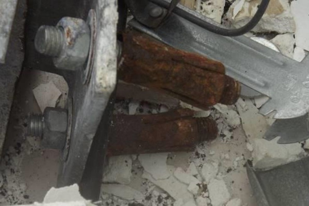 Foto de estrutura de fixação oxidada anexada ao laudo pericial — Foto: Instituto de Criminalística/Reprodução